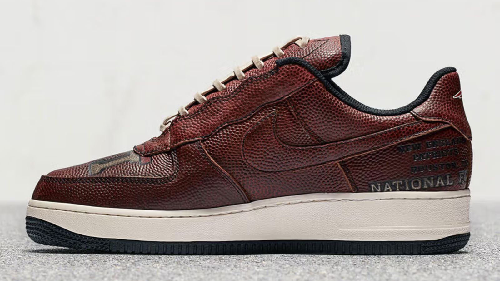 Hinh anh 7: Nhung doi sneaker noi bat tai Super Bowl tu Nike va BAPE