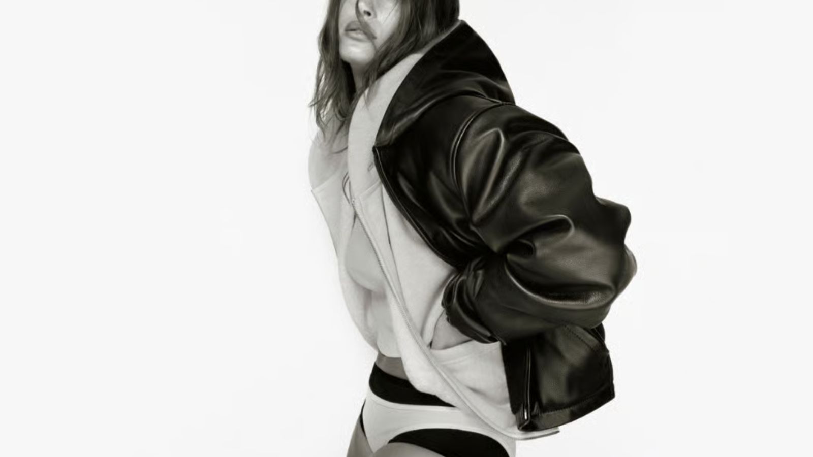 Hinh anh 2: Bo suu tap SKYLRK Hailey Bieber voi phong cach toi gian va tong mau den-xam.