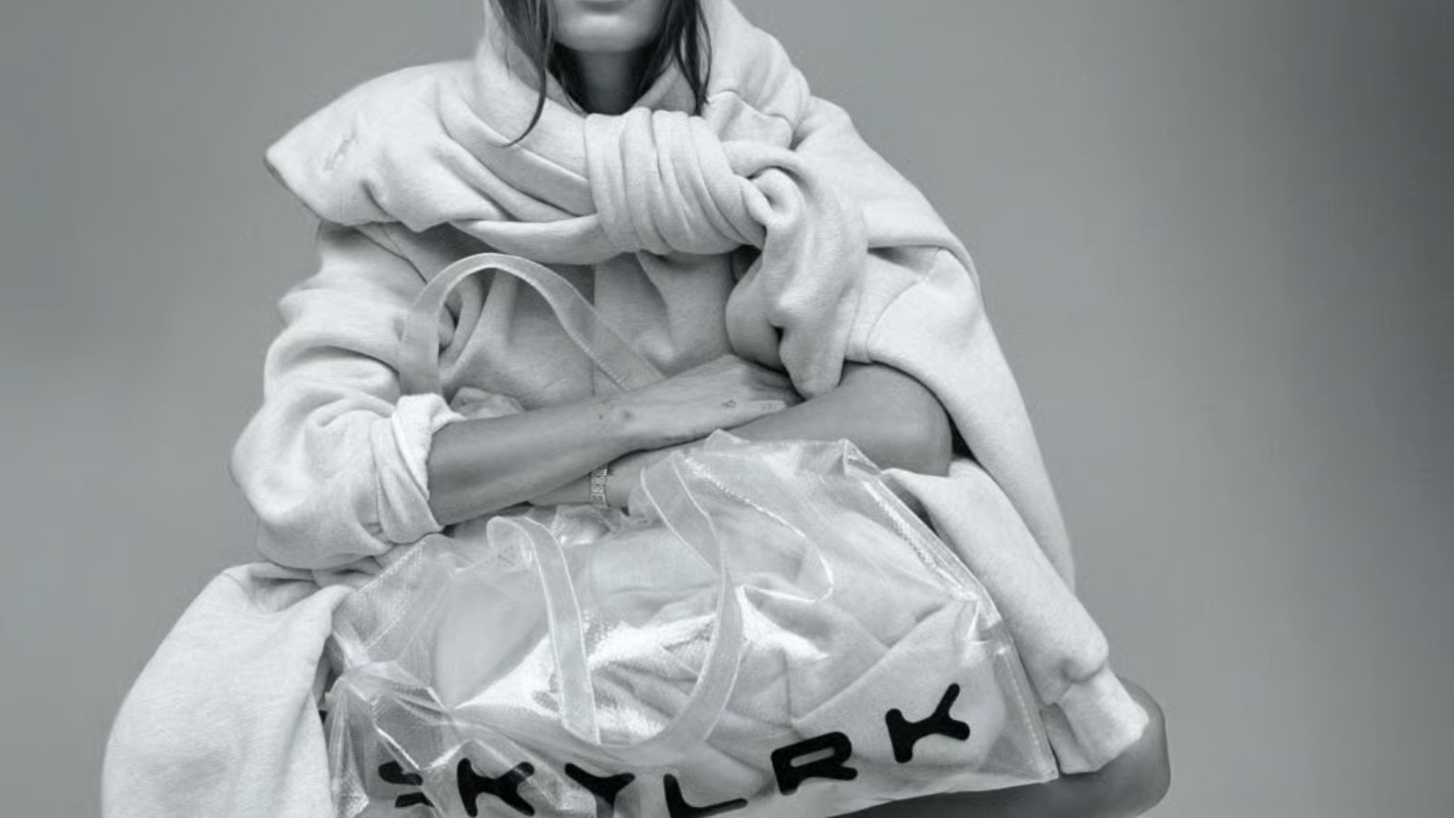 Hinh anh 6: Bo suu tap SKYLRK Hailey Bieber voi phong cach toi gian va tong mau den-xam.