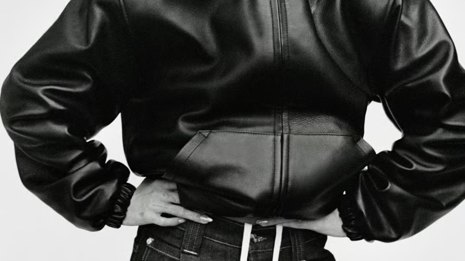 Hinh anh 7: Bo suu tap SKYLRK Hailey Bieber voi phong cach toi gian va tong mau den-xam.