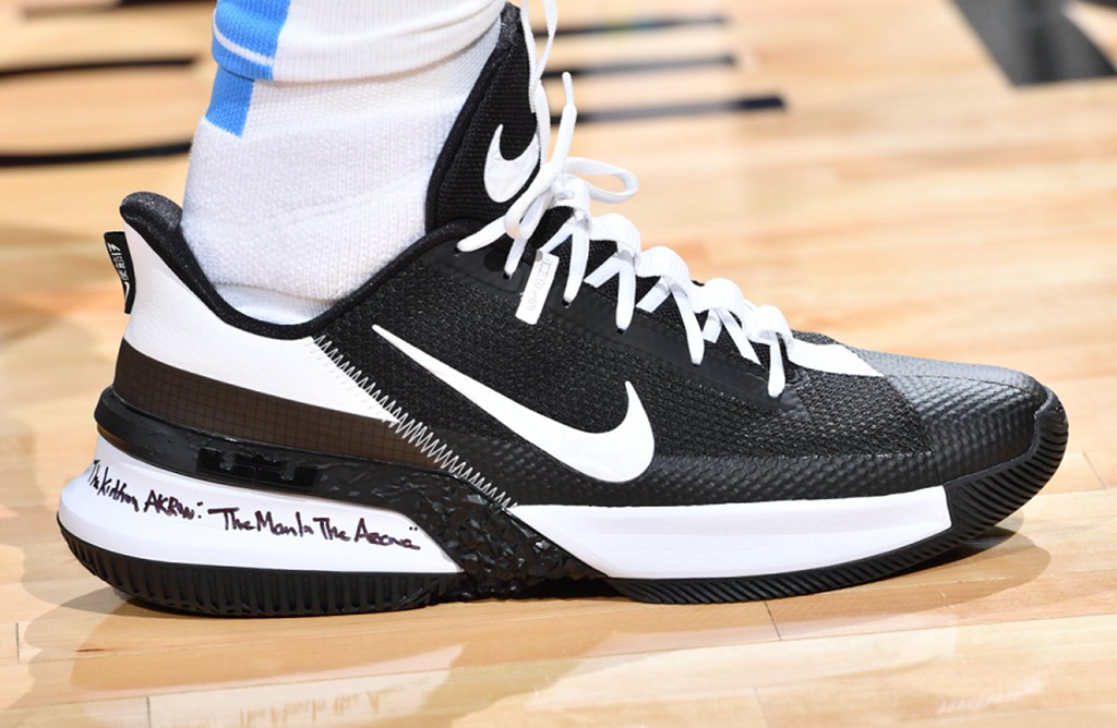 Alternative view of Giày Nike Nike Ambassador 13 'Black White' CQ9329-003