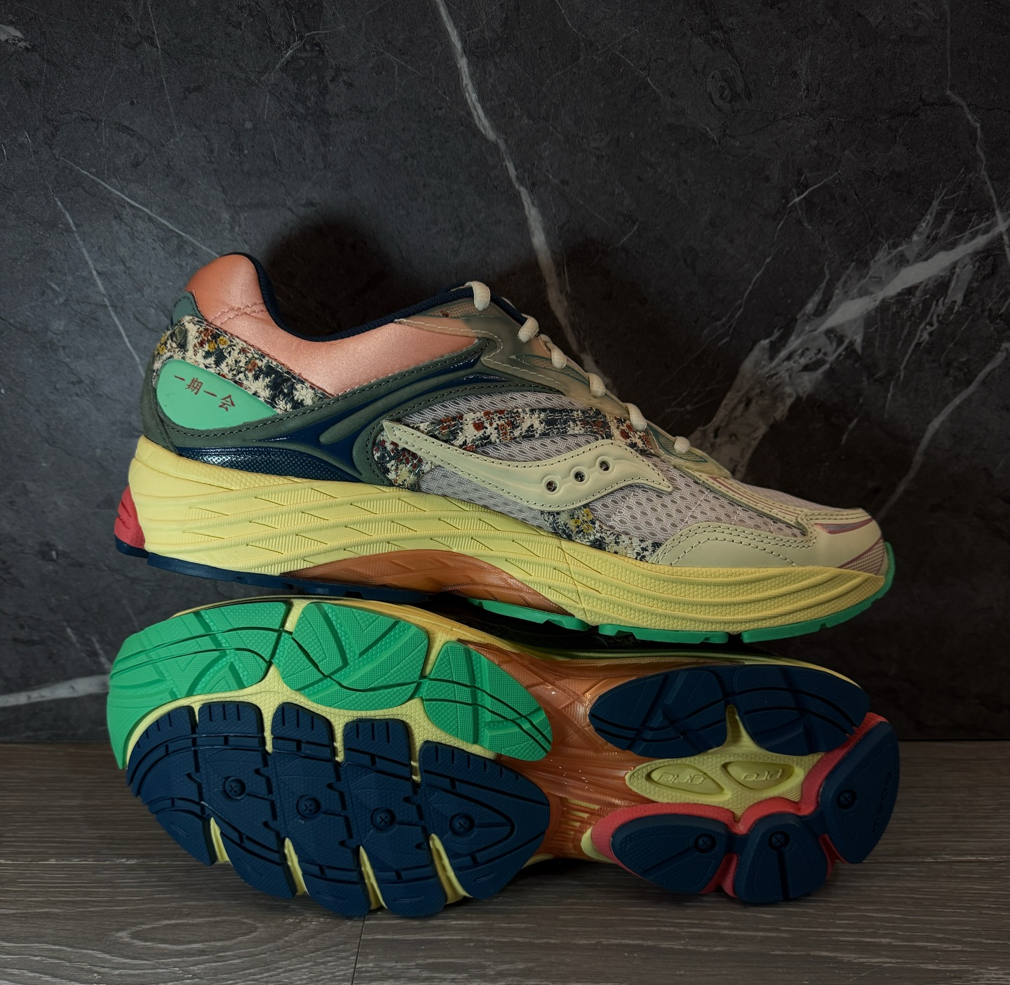 Alternative view of Giày Saucony ProGrid Omni 9 'Floral Beige Blue' S71015-1