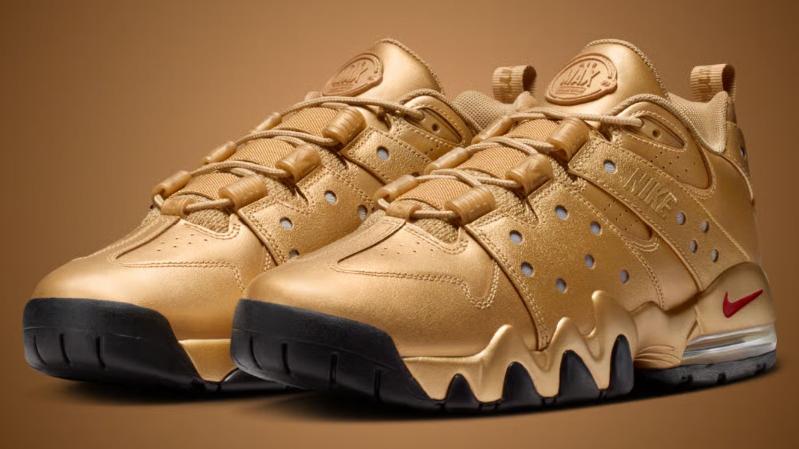 Hinh anh 7: Giay Supreme x Nike SB Air Max CB ‘94 Low phoi mau den, trang, va vang metallic cho tuan 2 SS26