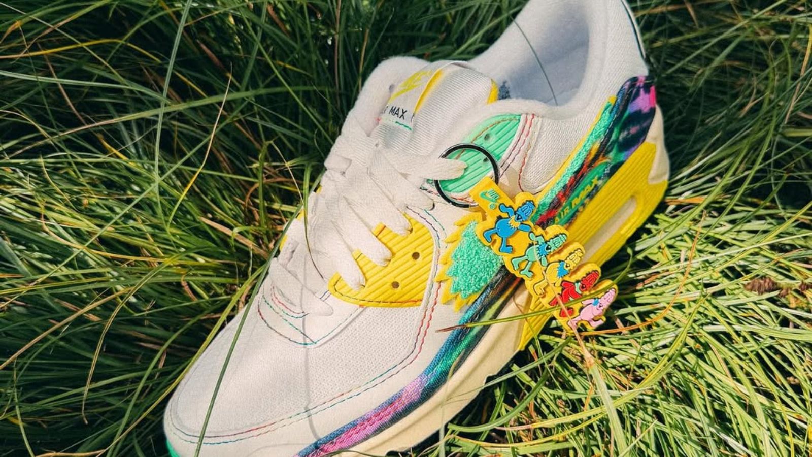 Hinh anh 1: Nike Air Max 90 Grateful Ducks phien ban restock 2026 voi thiet ke tie-dye va gau nhay mua.