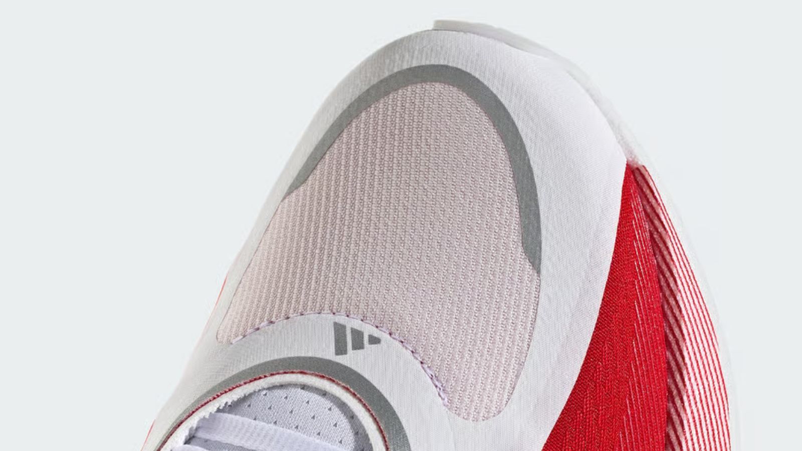 Hinh anh 5: Zinedine Zidane di giay adidas Hyperboost Edge 2026 tai Dubai