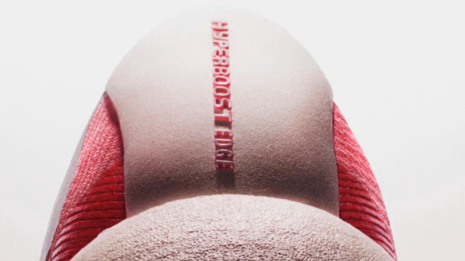 Hinh anh 6: Zinedine Zidane di giay adidas Hyperboost Edge 2026 tai Dubai