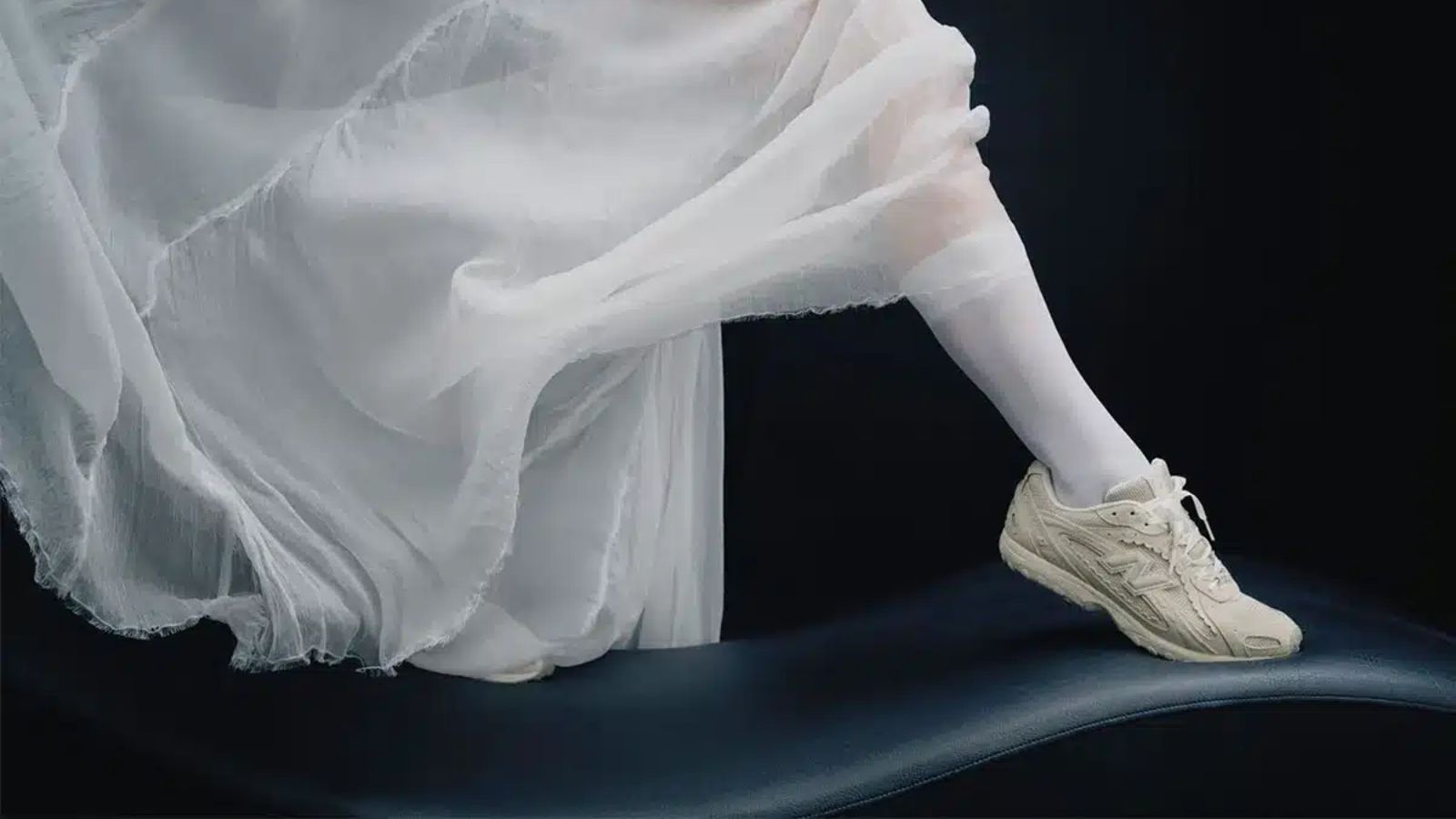 Hinh anh 1: ROSALIA cung giay New Balance 204L trong chien dich quang ba moi