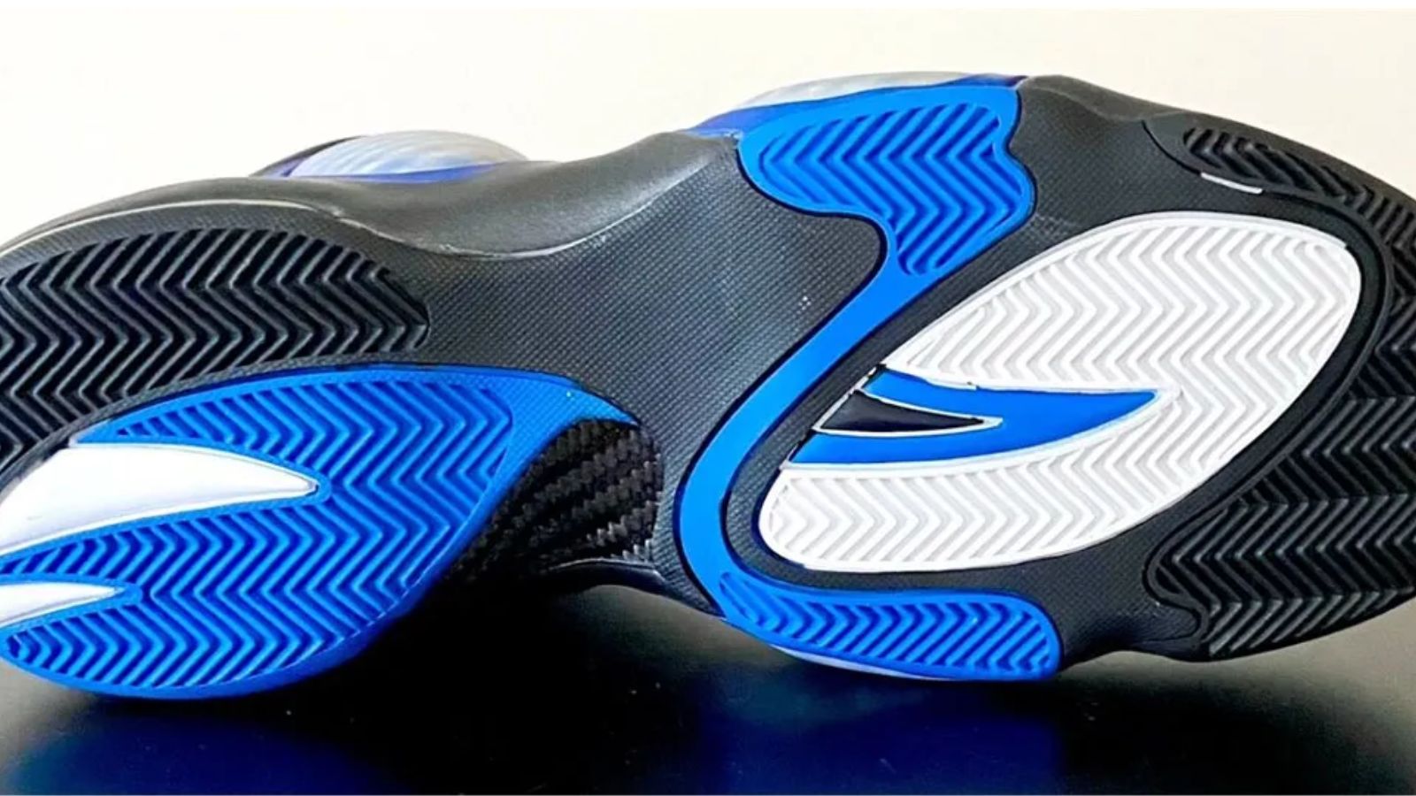 Hinh anh 7: Hinh anh Nike Air Flightposite III, doi giay bong ro bieu tuong cua Nike tu thap nien 1990, se tai xuat vao nam 2027