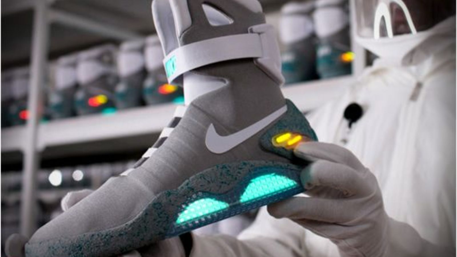 Hinh anh 8: Nike Mag - doi giay tu buoc day noi tieng tu phim Back to the Future
