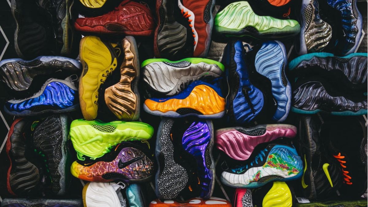 Hinh anh giay Nike Foamposite voi thiet ke tao bao va mau sac noi bat