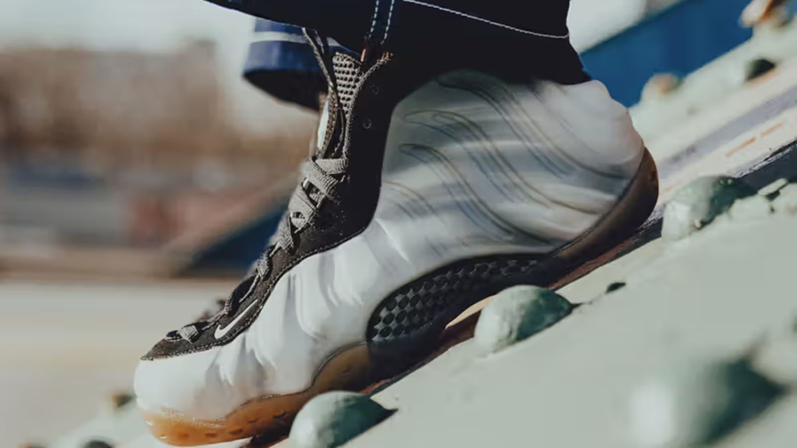 Hinh anh 1: Hinh anh giay Nike Foamposite voi thiet ke tao bao va mau sac noi bat