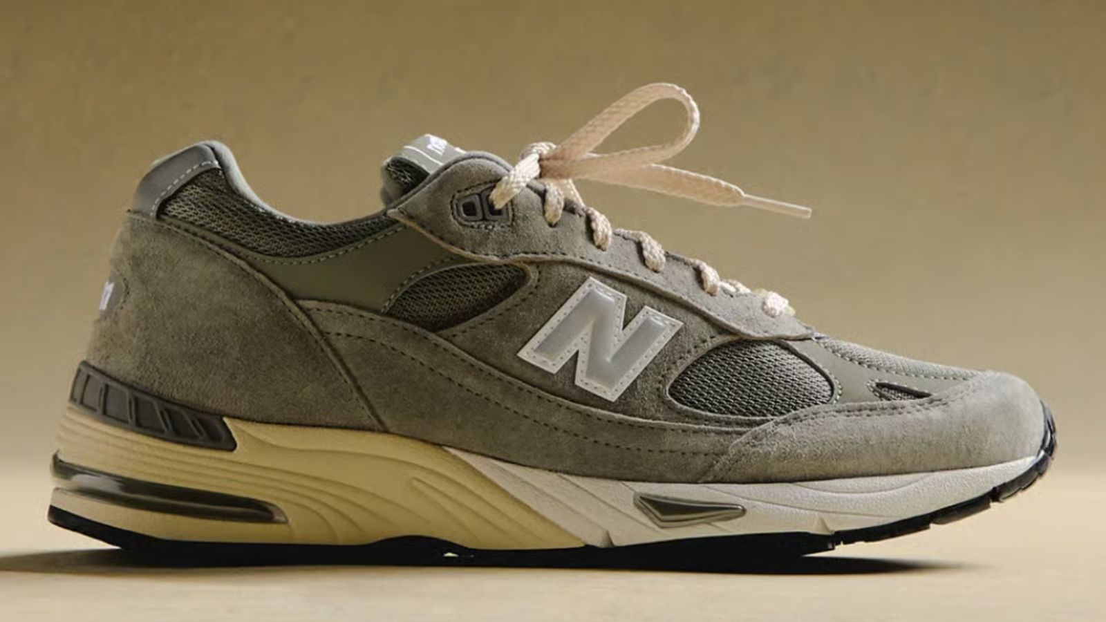 Hinh anh 1: Kith x New Balance 991 Made in UK Spring 101 voi thiet ke greyscale va chat lieu cao cap.