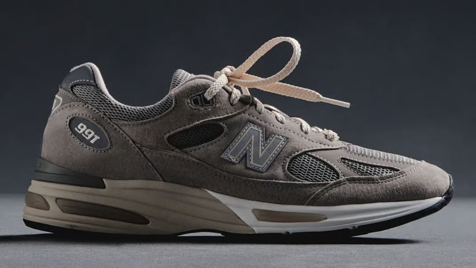 Hinh anh 2: Kith x New Balance 991 Made in UK Spring 101 voi thiet ke greyscale va chat lieu cao cap.