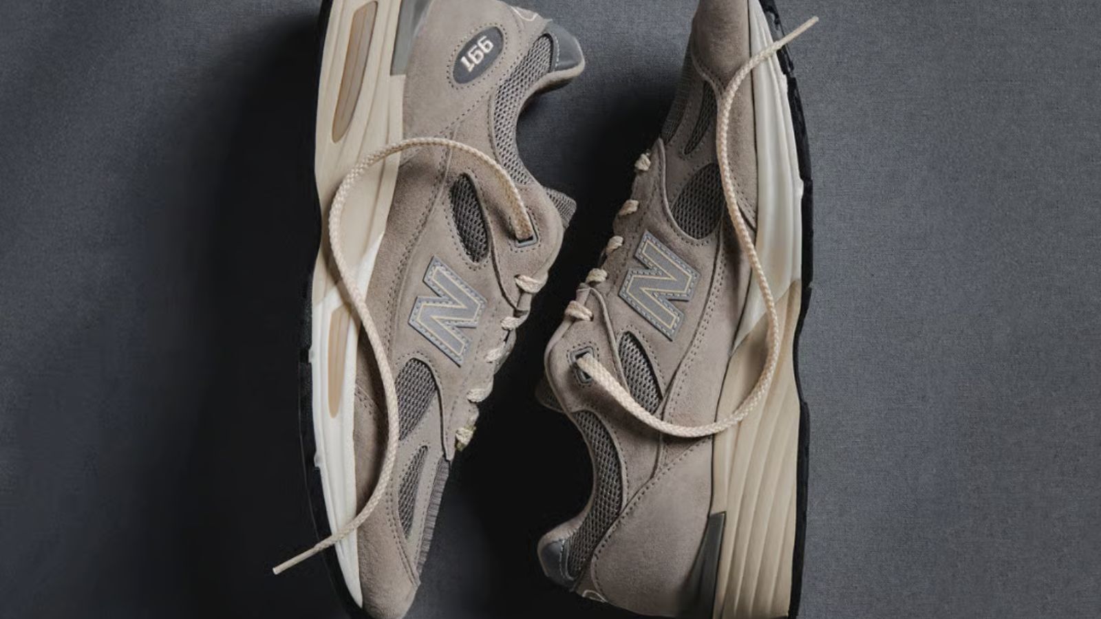 Hinh anh 4: Kith x New Balance 991 Made in UK Spring 101 voi thiet ke greyscale va chat lieu cao cap.