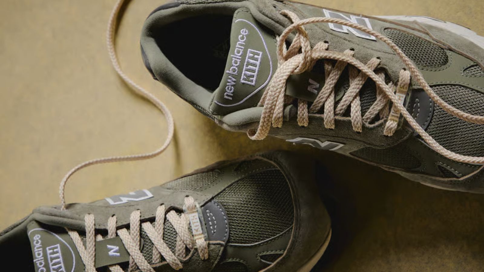 Hinh anh 6: Kith x New Balance 991 Made in UK Spring 101 voi thiet ke greyscale va chat lieu cao cap.