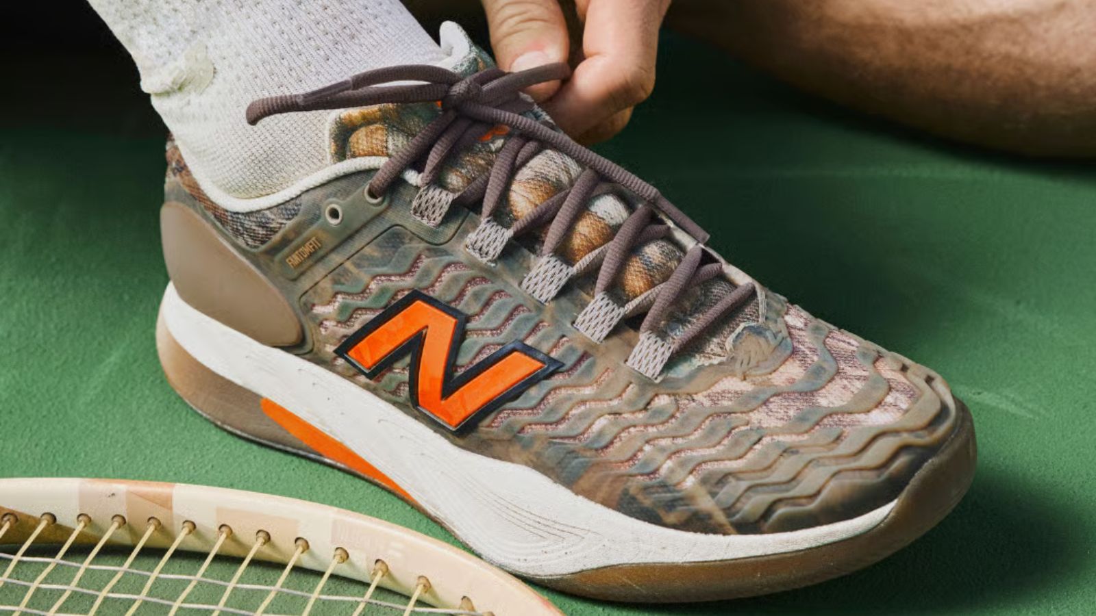 Hinh anh 1: Giay New Balance CT-Rally v2 Outdoor Court Tommy Paul PE voi hoa tiet Realtree camouflage va chi tiet Blaze Orange