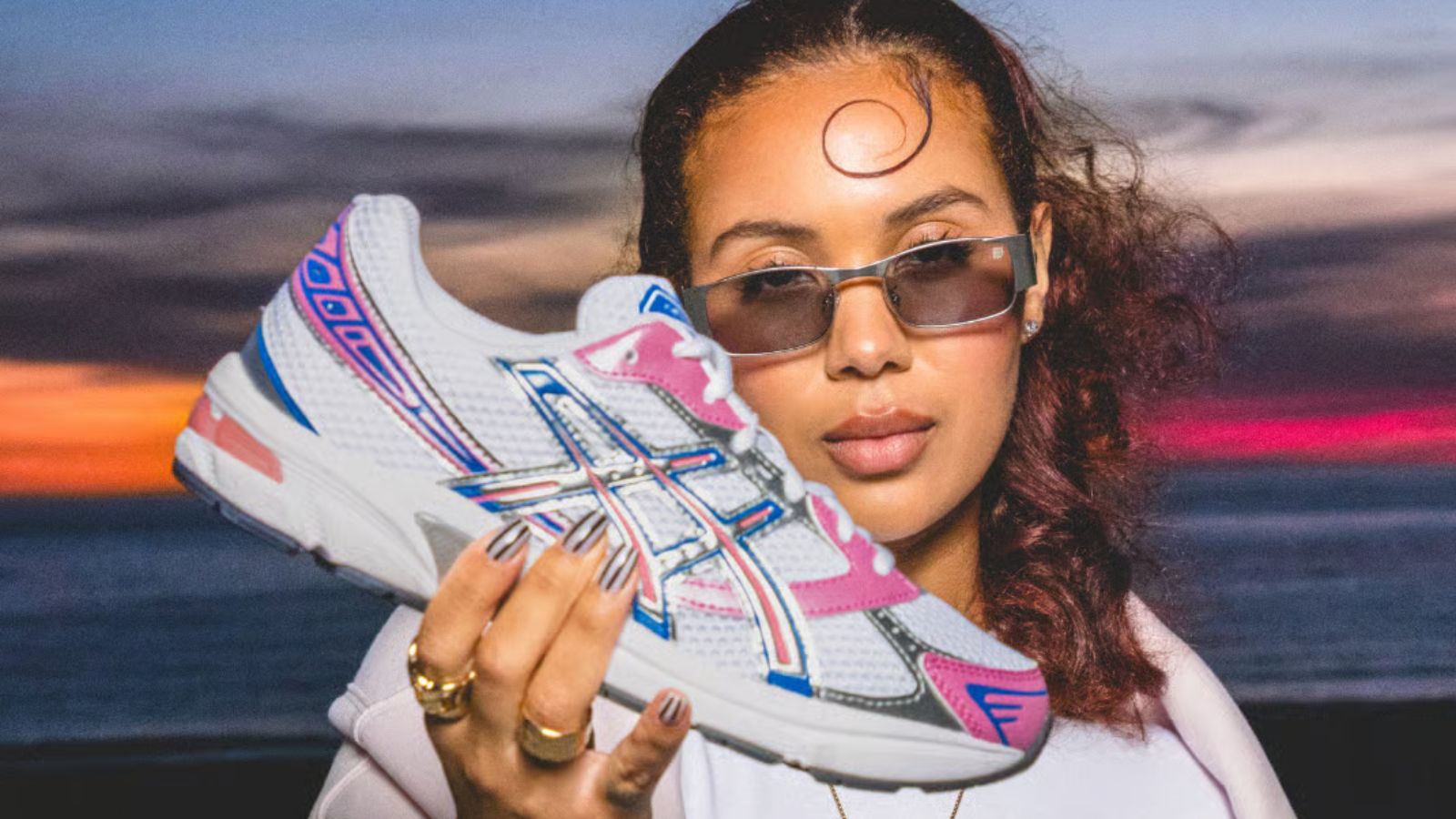 Hinh anh 6: Giay ASICS Radiant Skies voi phoi mau xanh va hong tu thien nhien, doc quyen tai Foot Locker