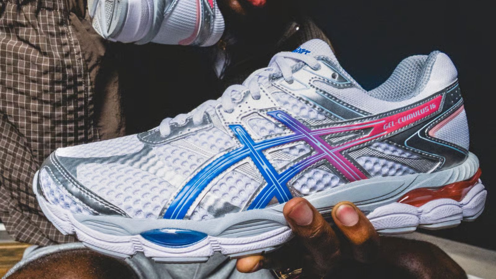 Hinh anh 8: Giay ASICS Radiant Skies voi phoi mau xanh va hong tu thien nhien, doc quyen tai Foot Locker