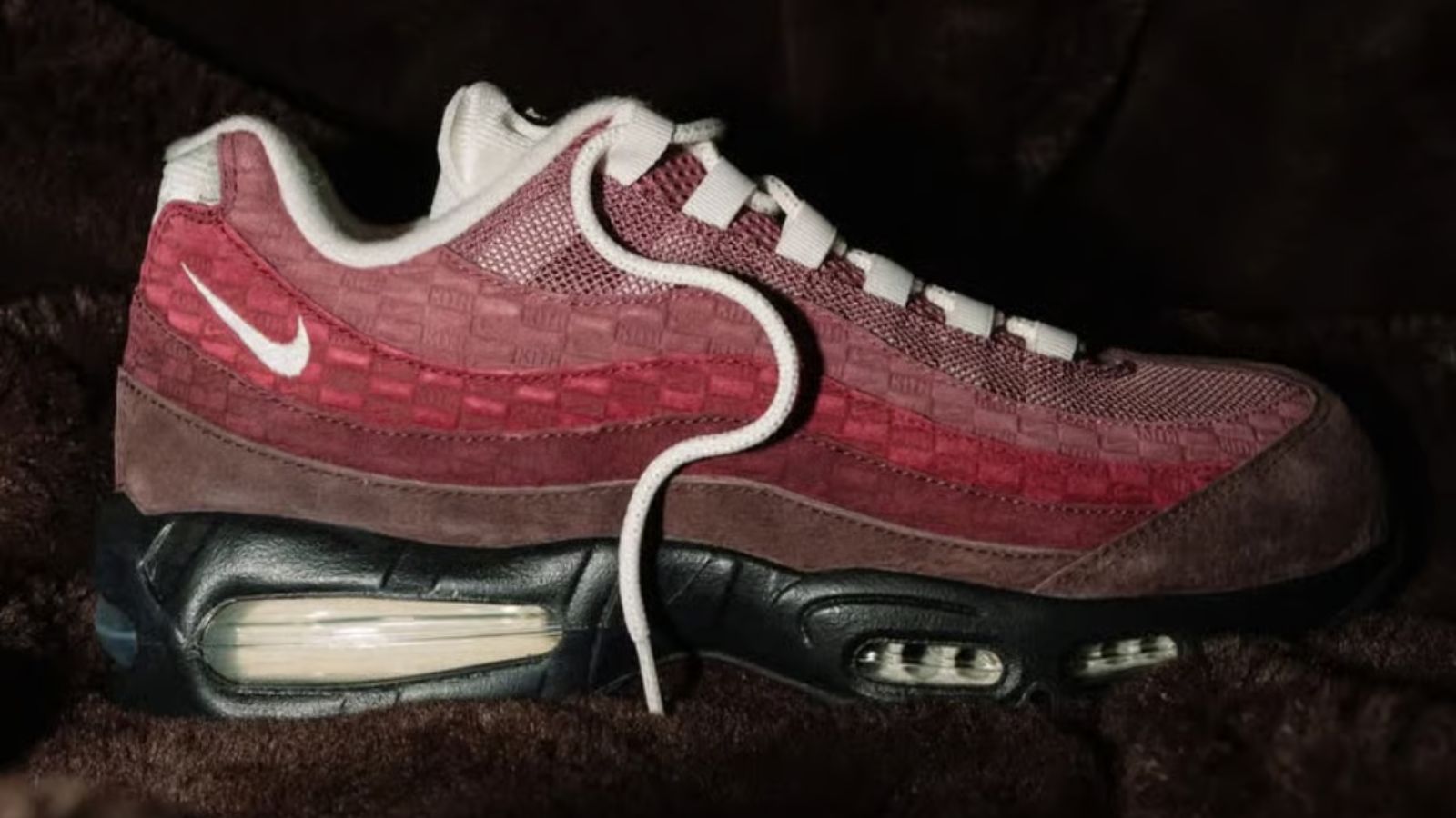 Hinh anh 2: Kith x Air Max 95 'Beetroot' phien ban Friends & Family