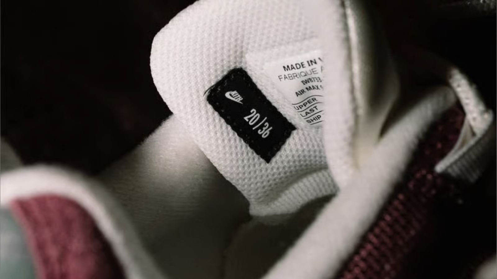 Hinh anh 7: Kith x Air Max 95 'Beetroot' phien ban Friends & Family