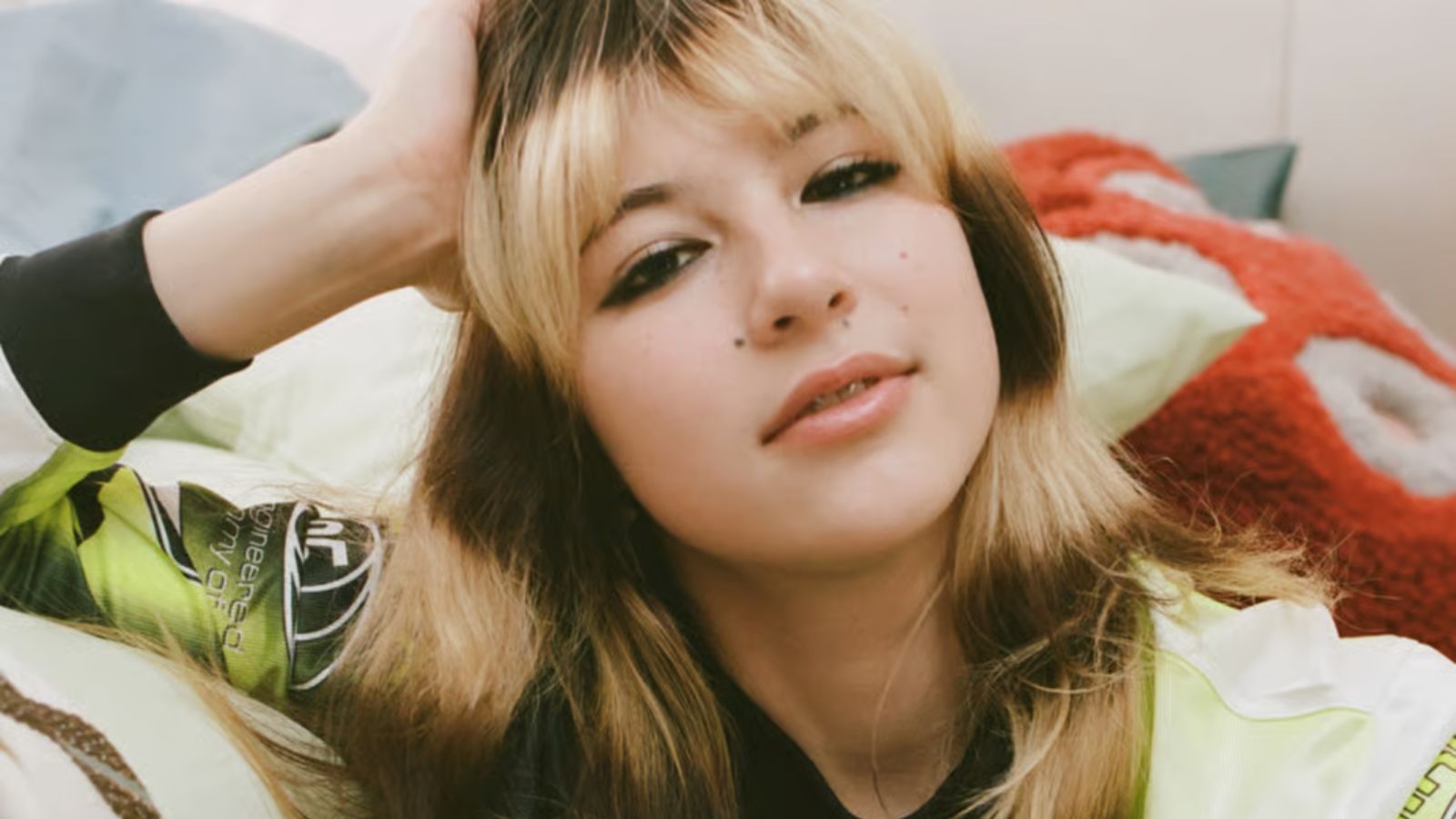 Hinh anh 1: Alysa Liu dien giay Nike Air Liquid Max va Moon Shoe trong chien dich moi