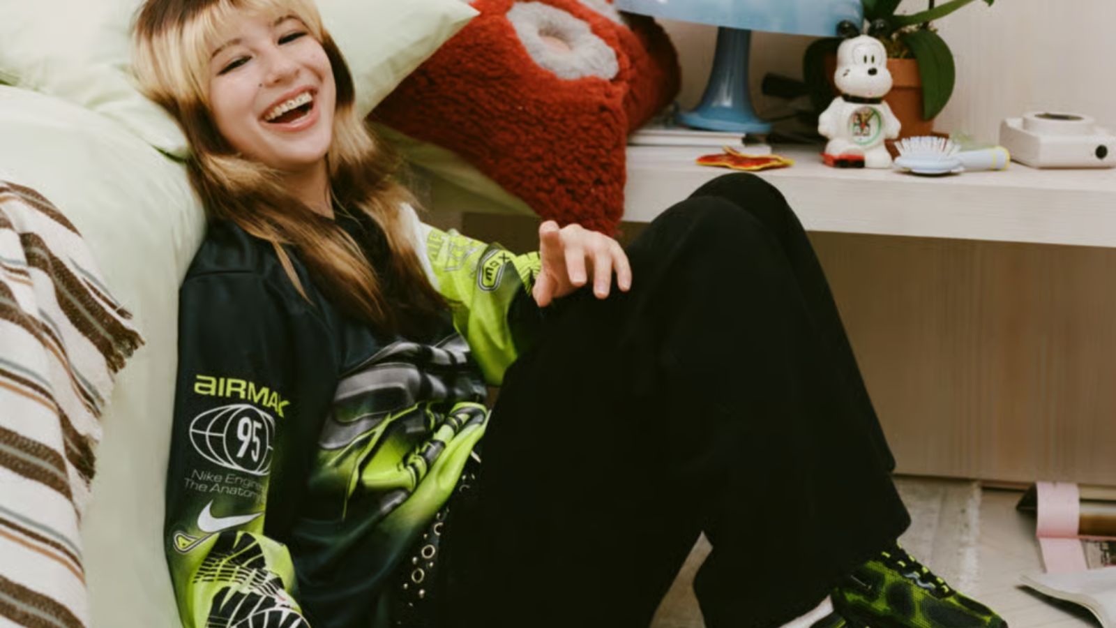 Hinh anh 2: Alysa Liu dien giay Nike Air Liquid Max va Moon Shoe trong chien dich moi