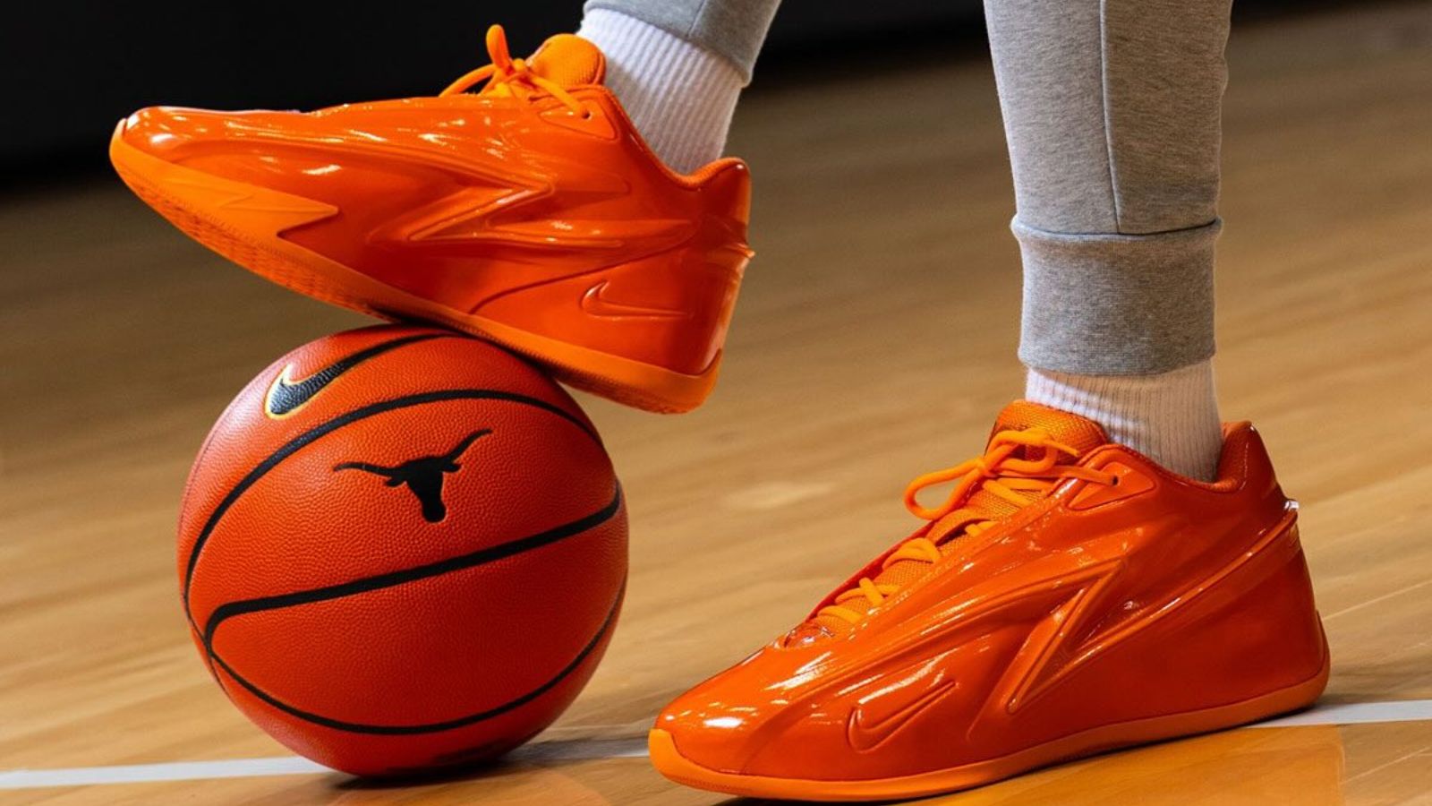 Hinh anh 4: Nike KD 19 Texas Orange PE cua Texas Longhorns trong NCAA Tournament