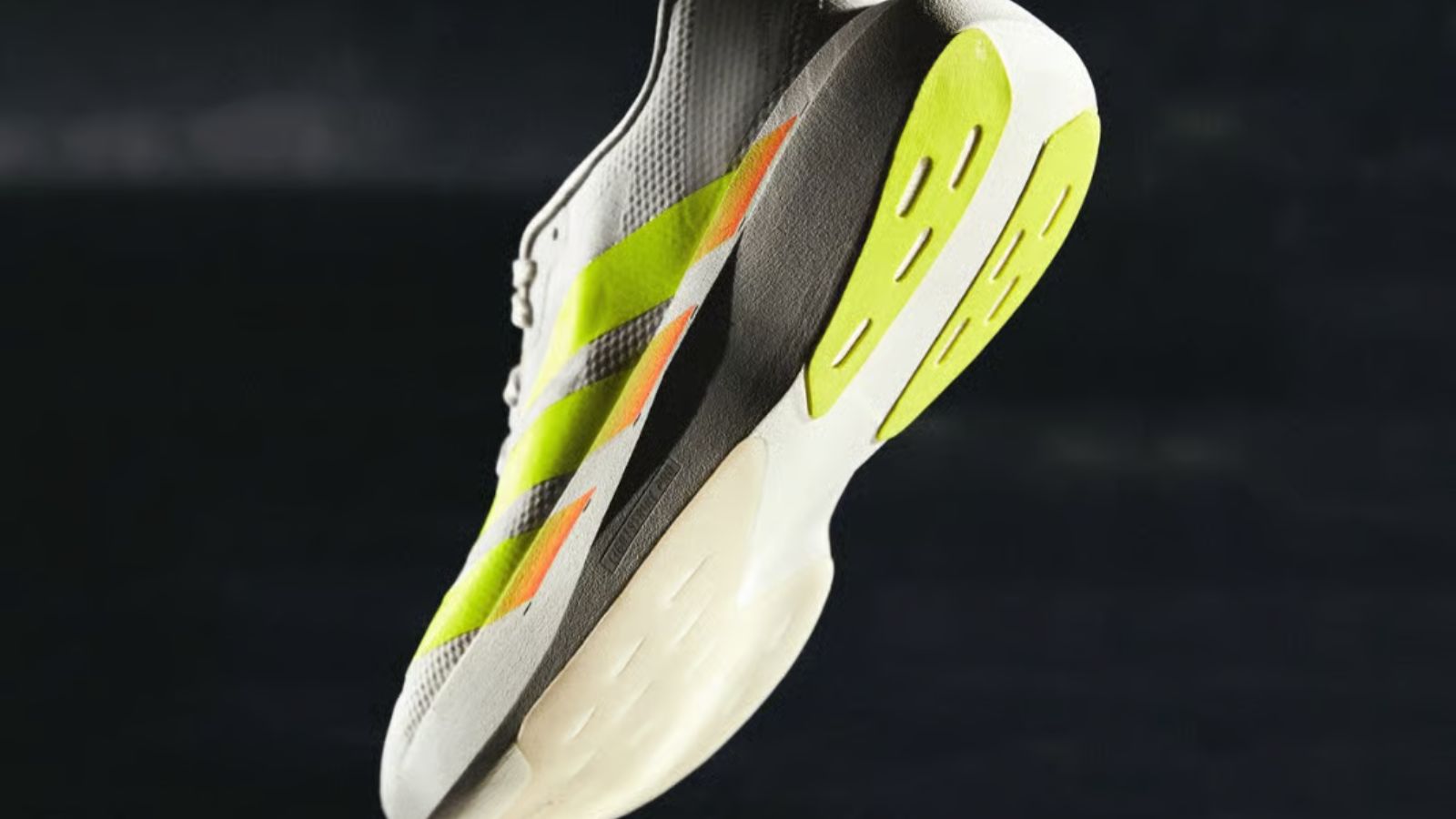 Hinh anh 3: adidas Evo SL Internal Tempo - collab dau tien cua Tune Korea voi thiet ke toi gian va thong diep can bang