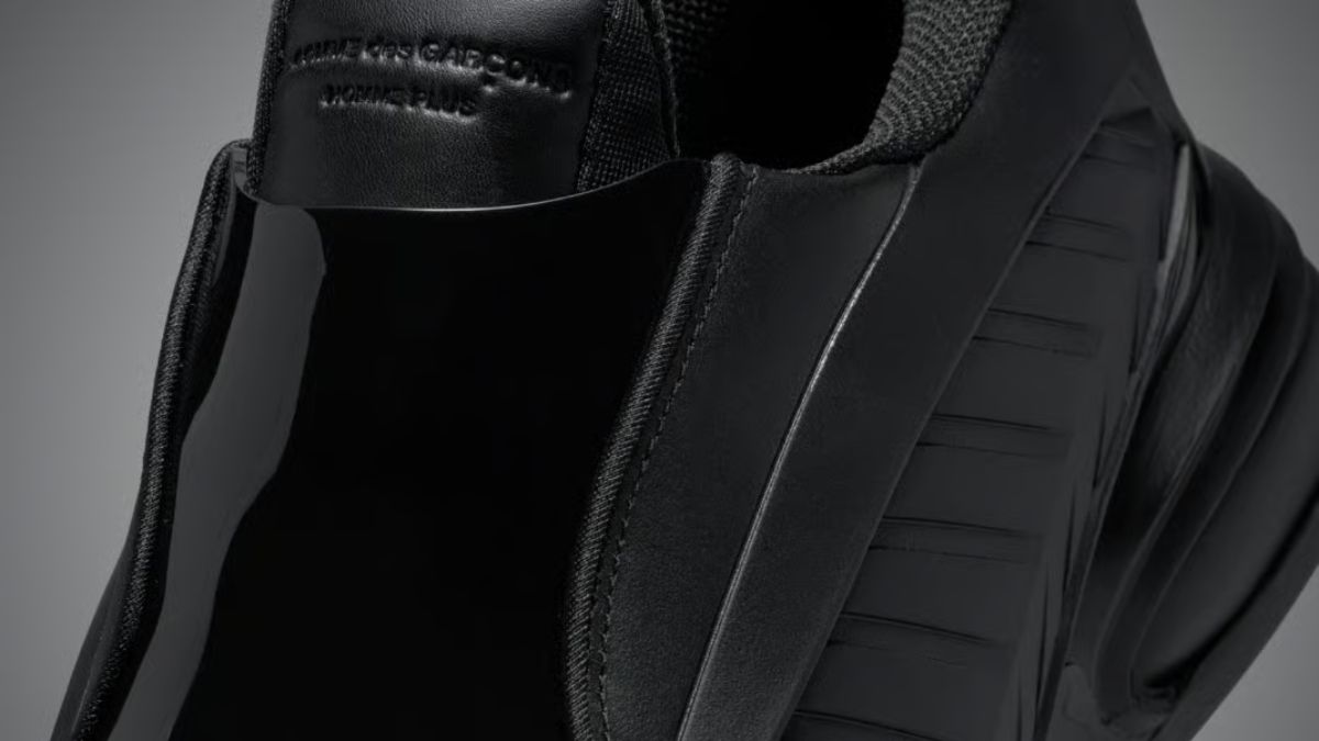 Giay CDG x Nike Air Max Dolce Triple Black voi thiet ke toi gian va chat lieu da bong cao cap.