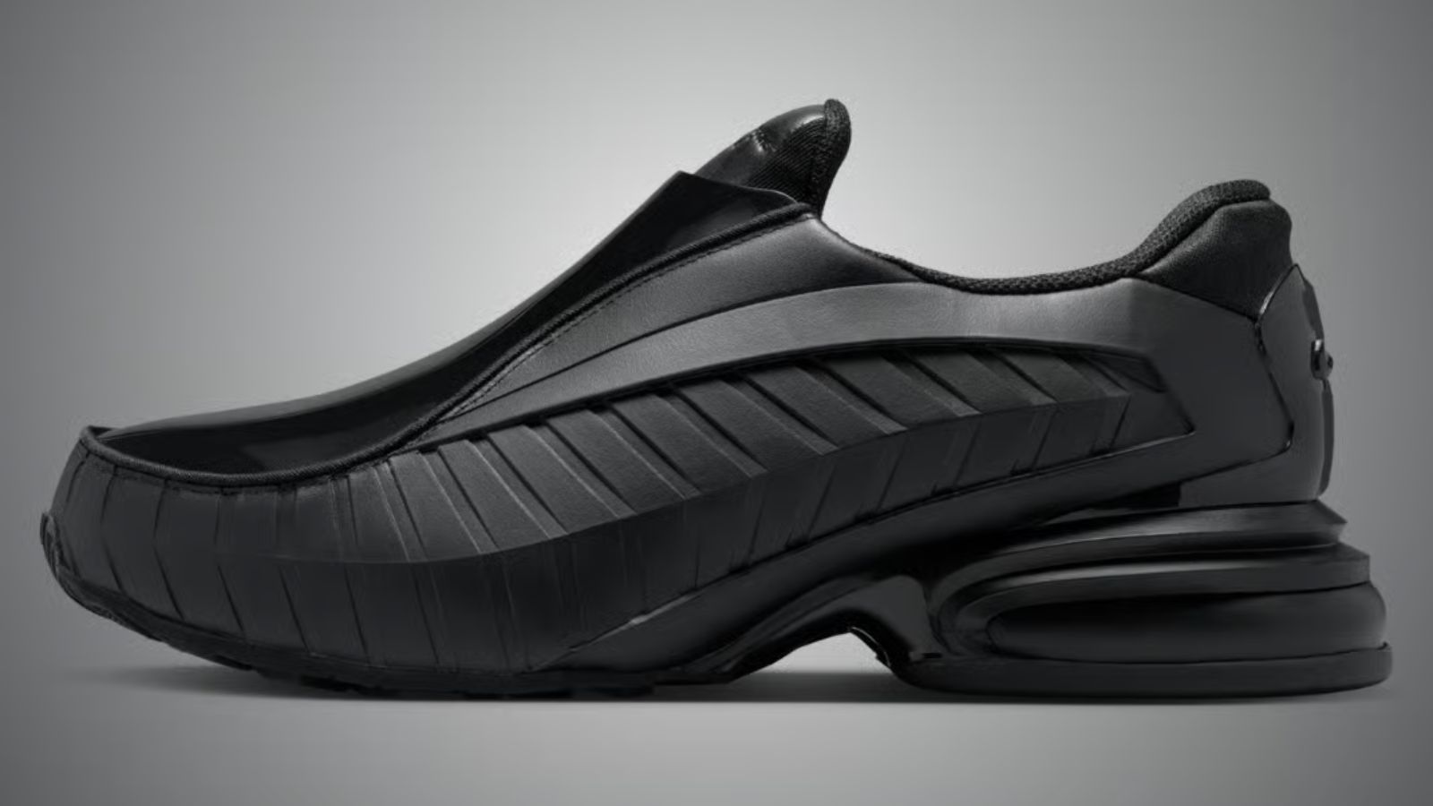 Hinh anh 1: Giay CDG x Nike Air Max Dolce Triple Black voi thiet ke toi gian va chat lieu da bong cao cap.