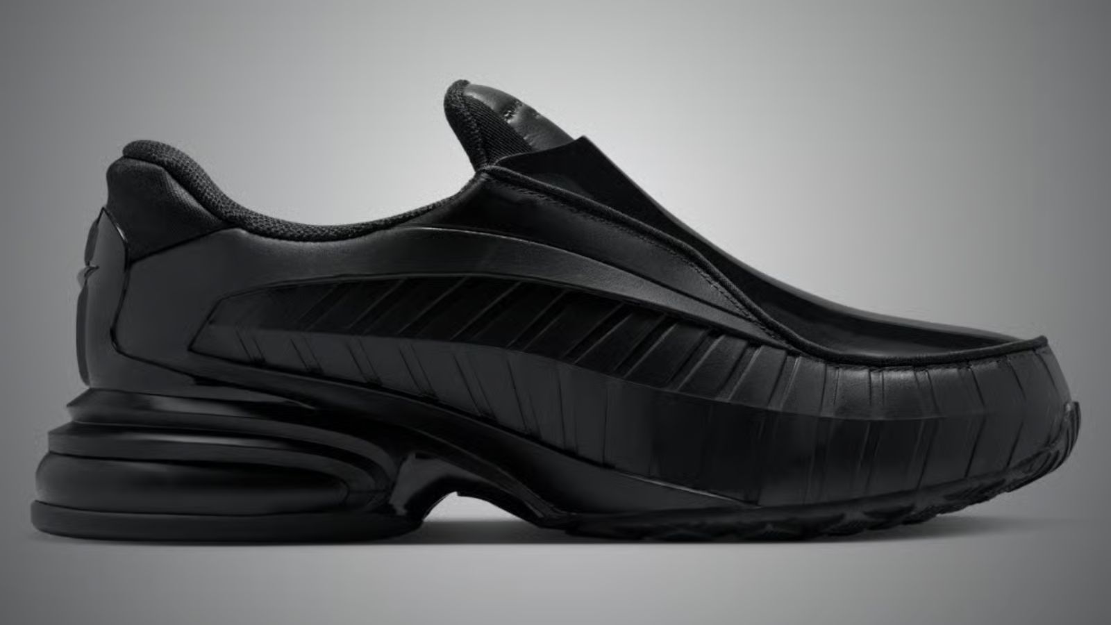 Hinh anh 2: Giay CDG x Nike Air Max Dolce Triple Black voi thiet ke toi gian va chat lieu da bong cao cap.