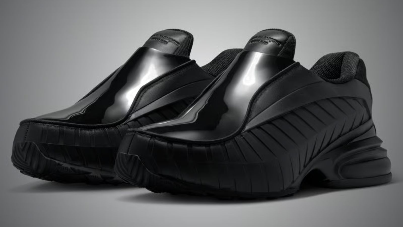 Hinh anh 3: Giay CDG x Nike Air Max Dolce Triple Black voi thiet ke toi gian va chat lieu da bong cao cap.