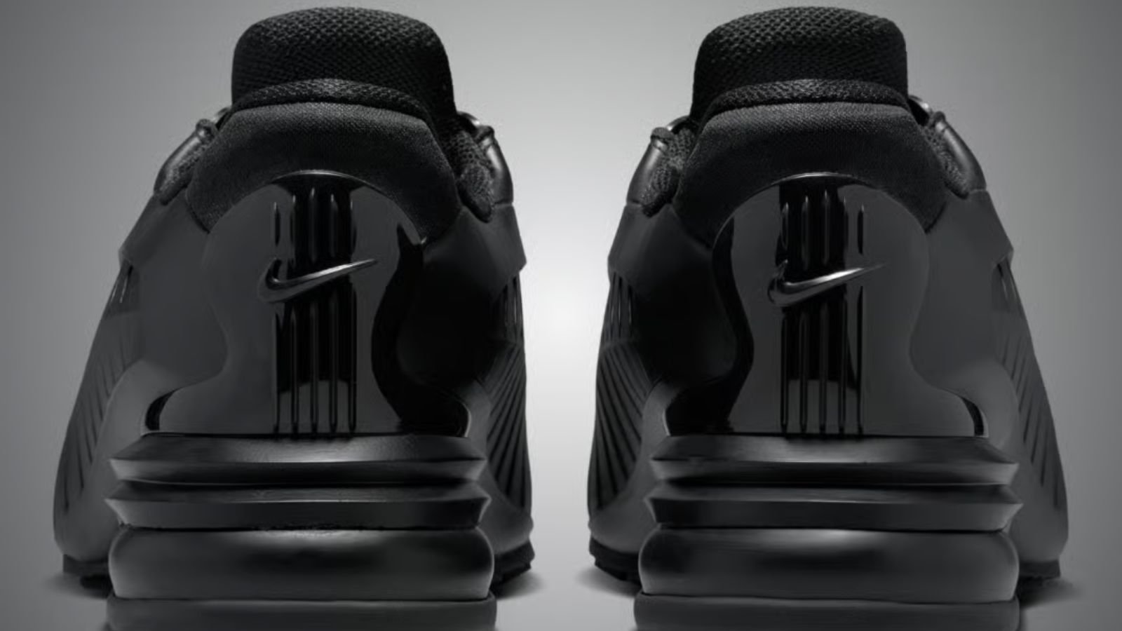 Hinh anh 5: Giay CDG x Nike Air Max Dolce Triple Black voi thiet ke toi gian va chat lieu da bong cao cap.