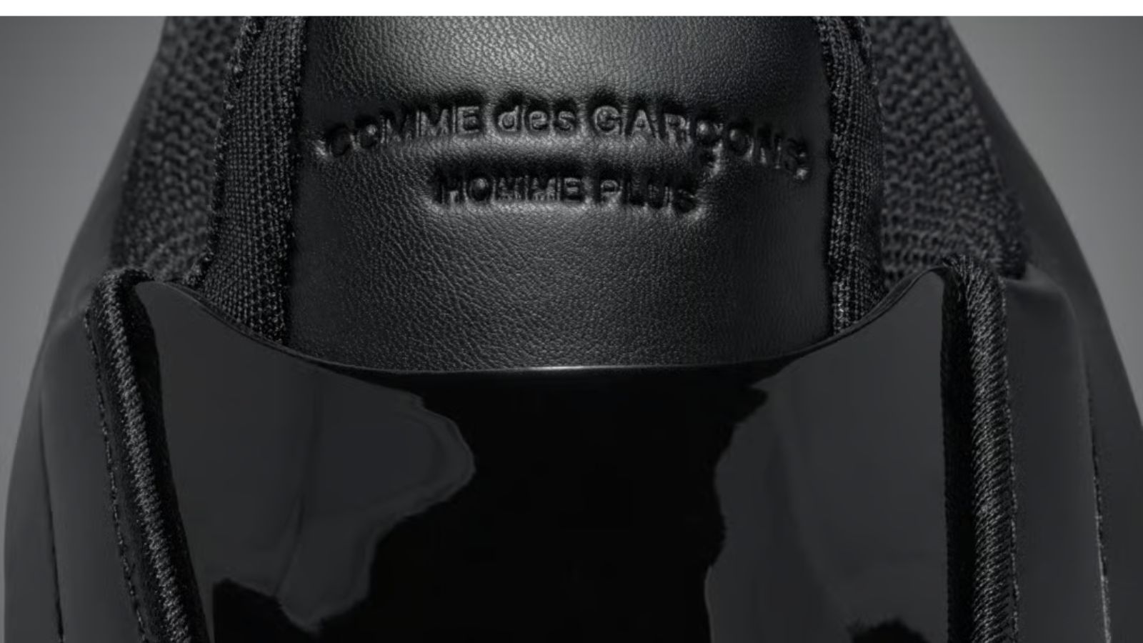 Hinh anh 7: Giay CDG x Nike Air Max Dolce Triple Black voi thiet ke toi gian va chat lieu da bong cao cap.