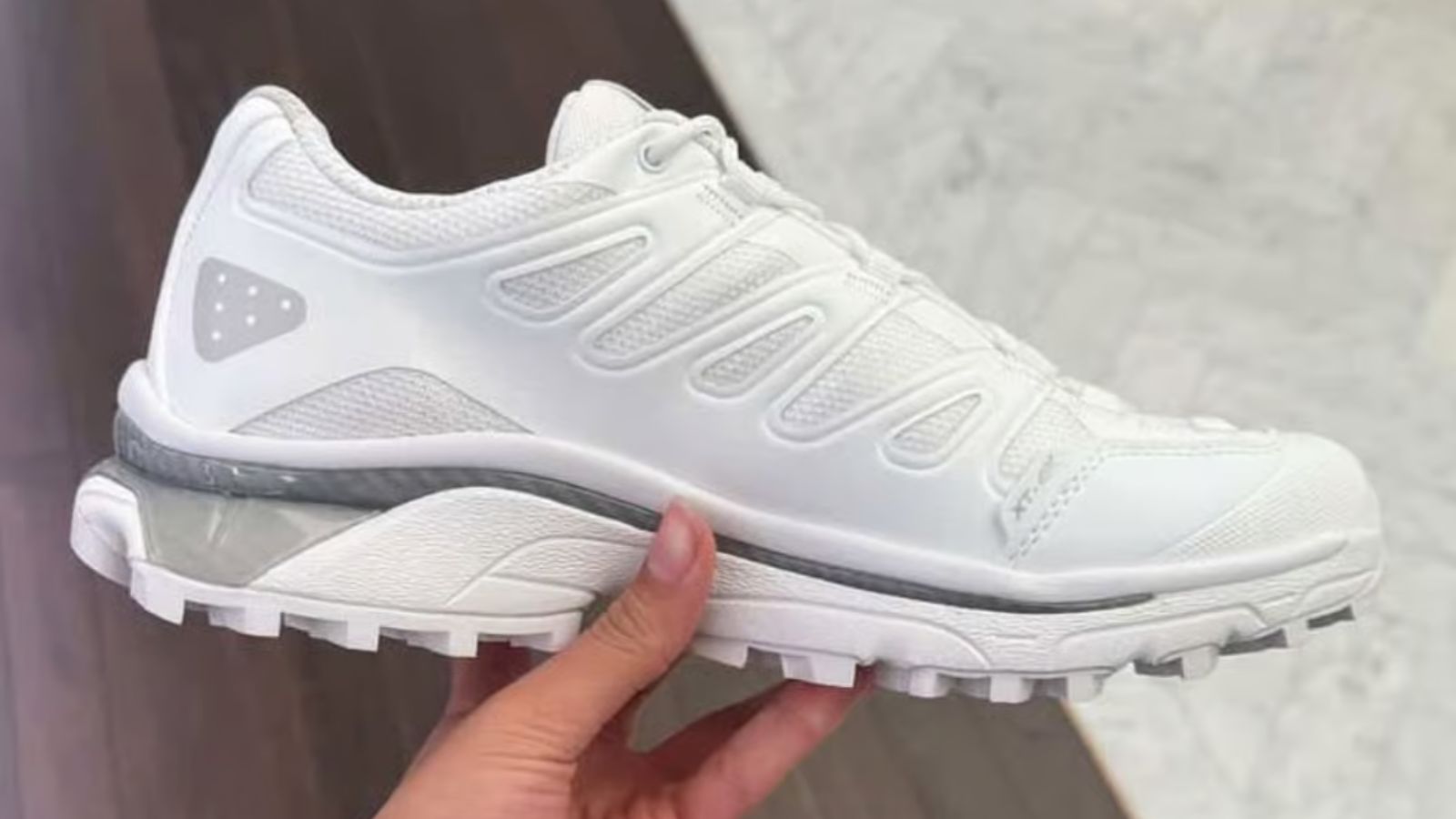 Hinh anh 2: Giay Kith x Salomon XT-4K voi thiet ke monochrome den trang