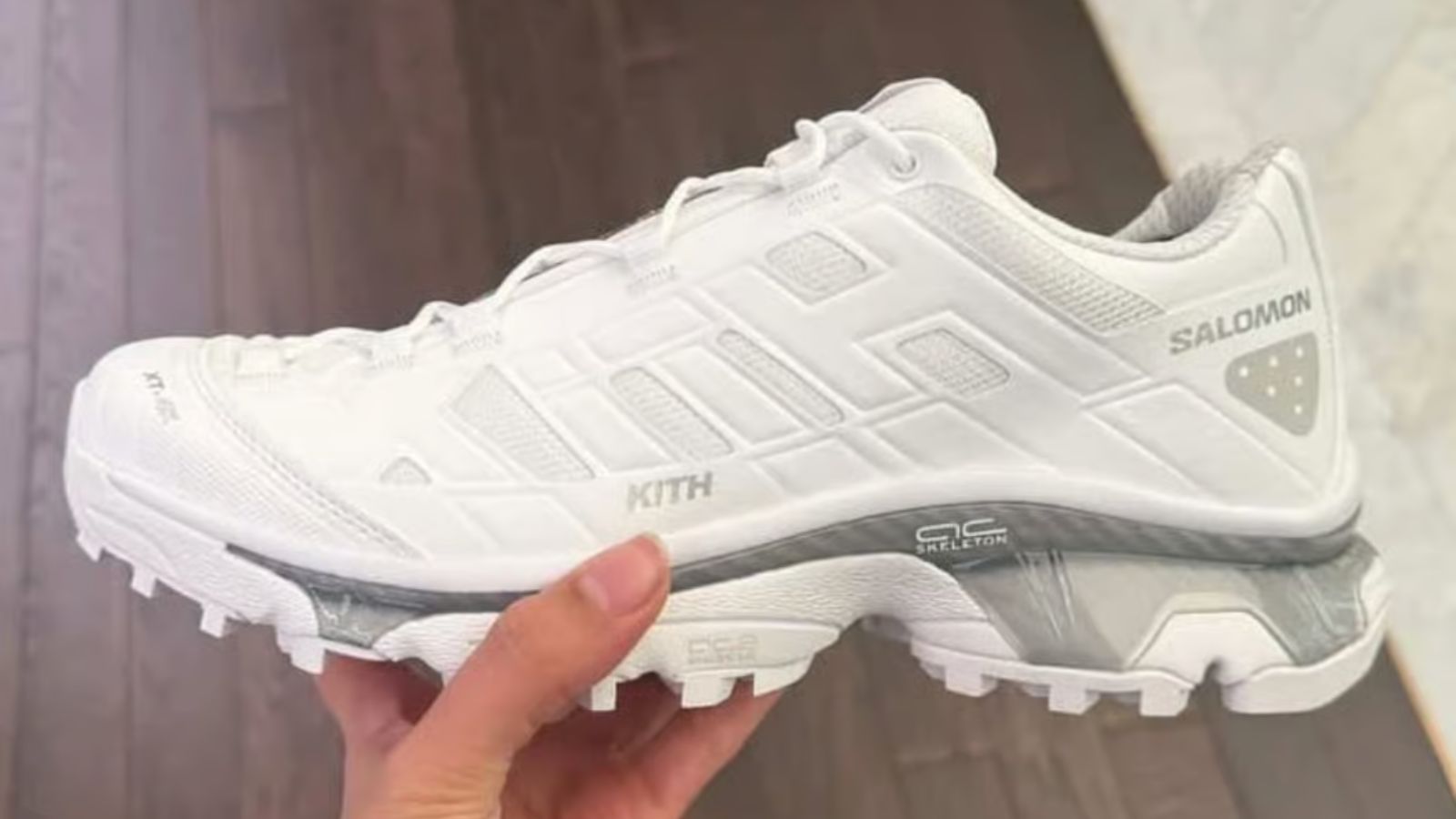Hinh anh 3: Giay Kith x Salomon XT-4K voi thiet ke monochrome den trang