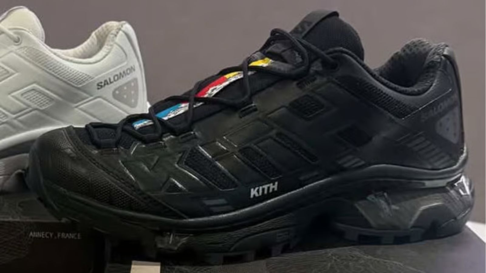 Hinh anh 4: Giay Kith x Salomon XT-4K voi thiet ke monochrome den trang