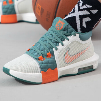 Alternative view of Giày Nike LeBron Witness 8 'Canon' FB2237-101