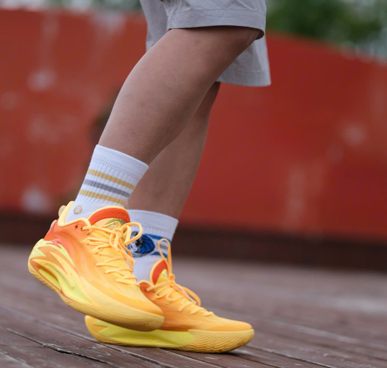 Alternative view of Giày Anta Shock Wave 7 A Shock Pro 'Laser Yellow' 112531126-5