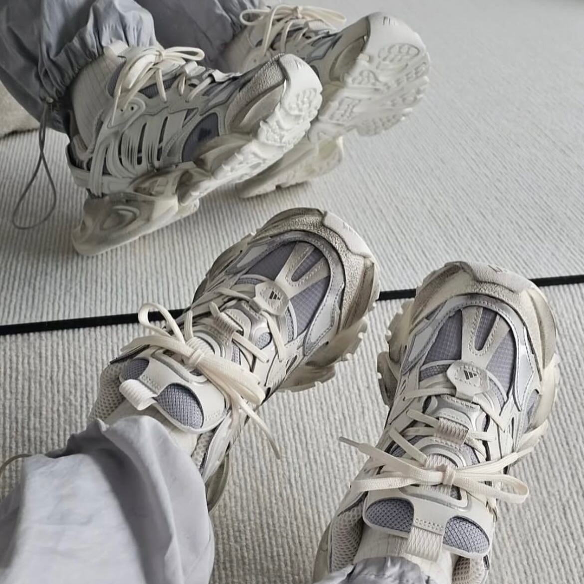 Alternative view of Giày Adidas XLG Runner Deluxe 'Gray' JR9633