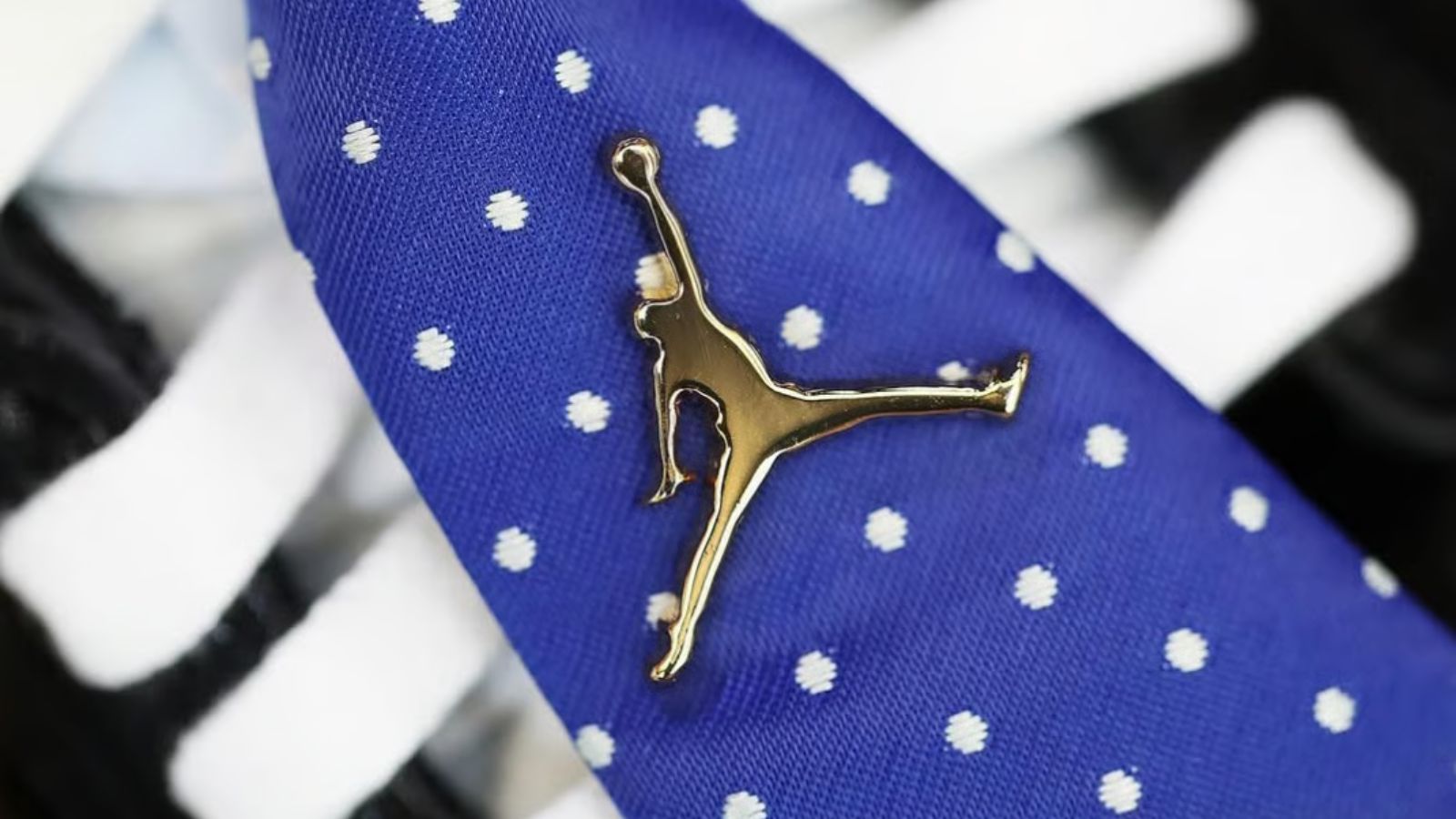 Hinh anh 1: Air Jordan 1 Low MM V3 'Suit' voi thiet ke giong bo vest co dien