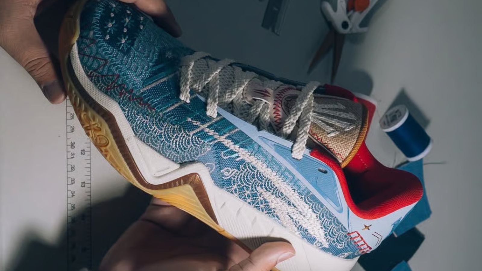 Hinh anh 5: Sneaker Politics x ANTA Kai 3 Patchwork voi thiet ke da chat lieu va mau sac, ra mat tai Dallas.