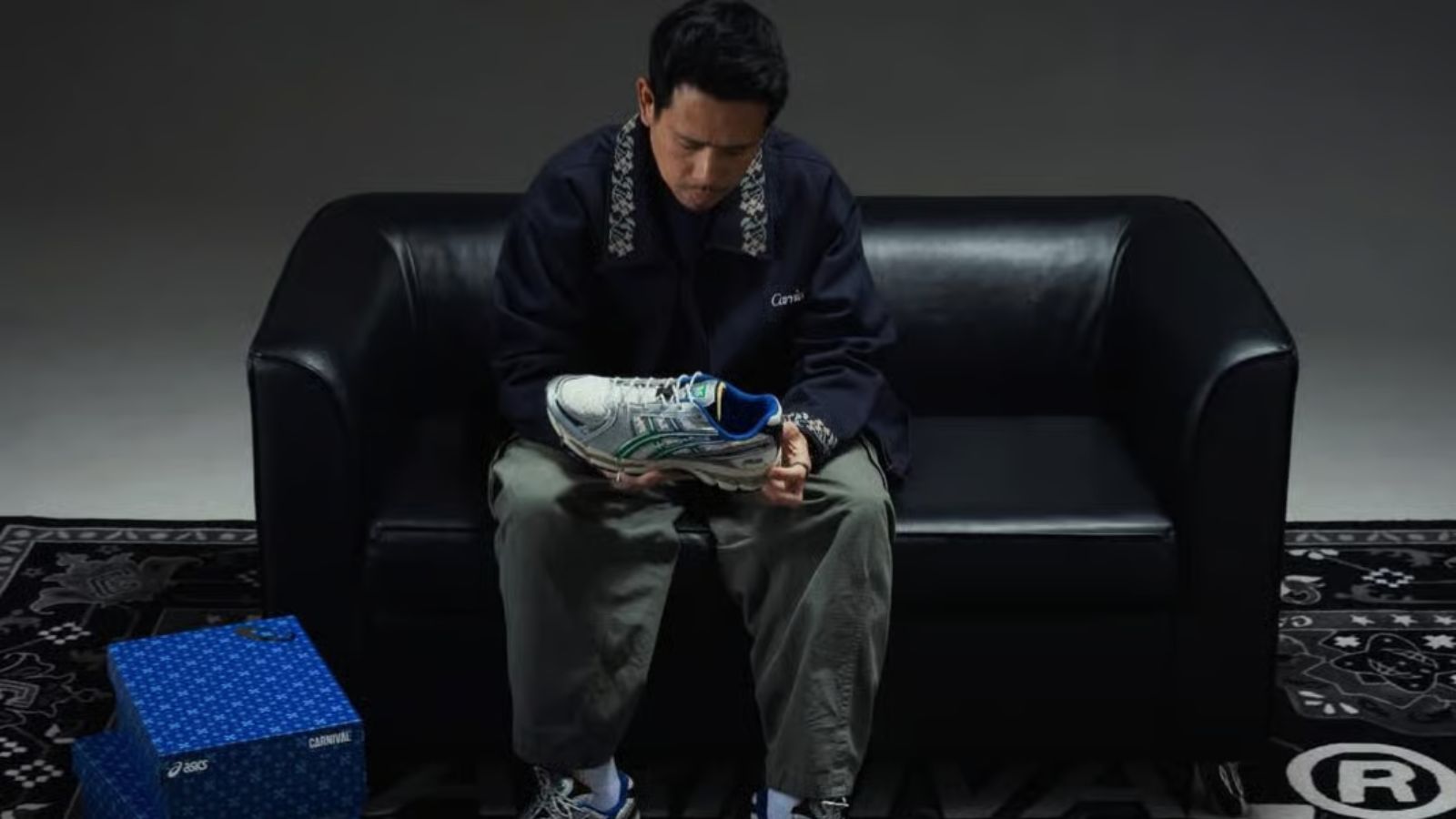 Hinh anh 1: Giay CARNIVAL x ASICS Gel-Kayano 12.1 voi thiet ke lay cam hung tu Phra Nakhon, Bangkok.