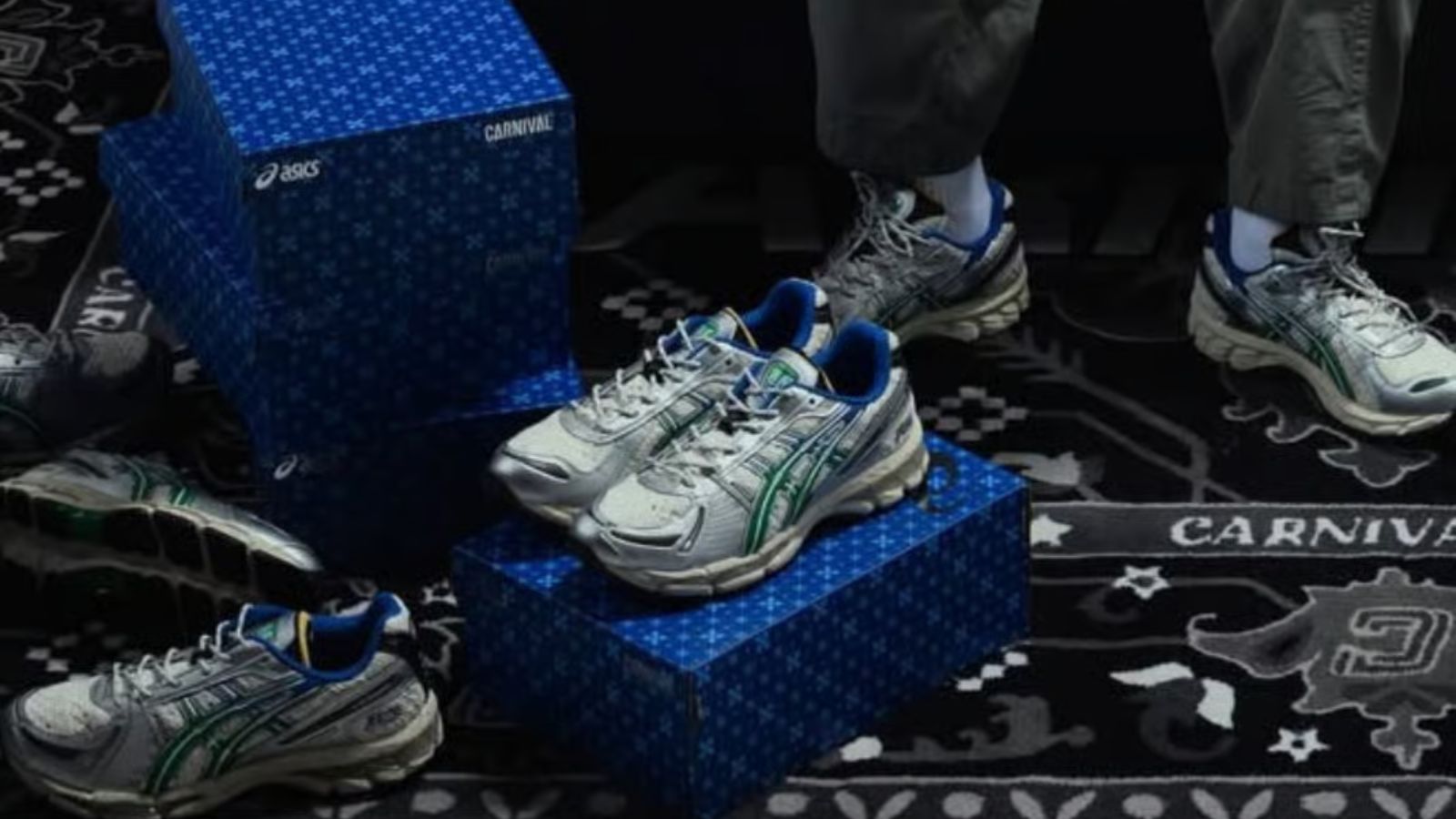 Hinh anh 2: Giay CARNIVAL x ASICS Gel-Kayano 12.1 voi thiet ke lay cam hung tu Phra Nakhon, Bangkok.