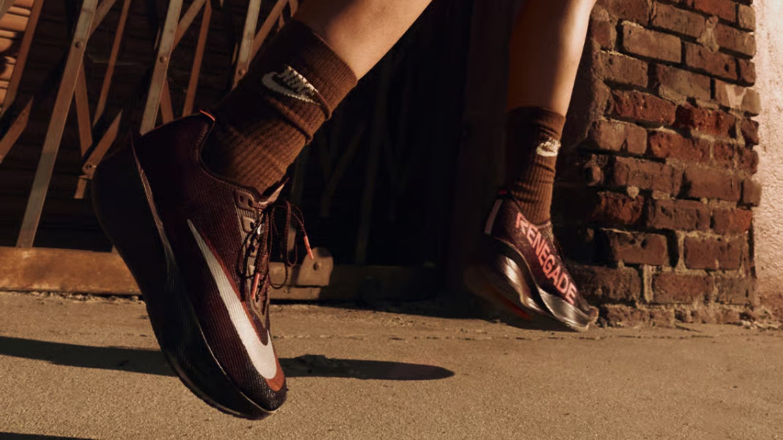 Hinh anh 4: Renegade X Nike Barrios Unidos: Vaporfly 4 va Vomero Premium