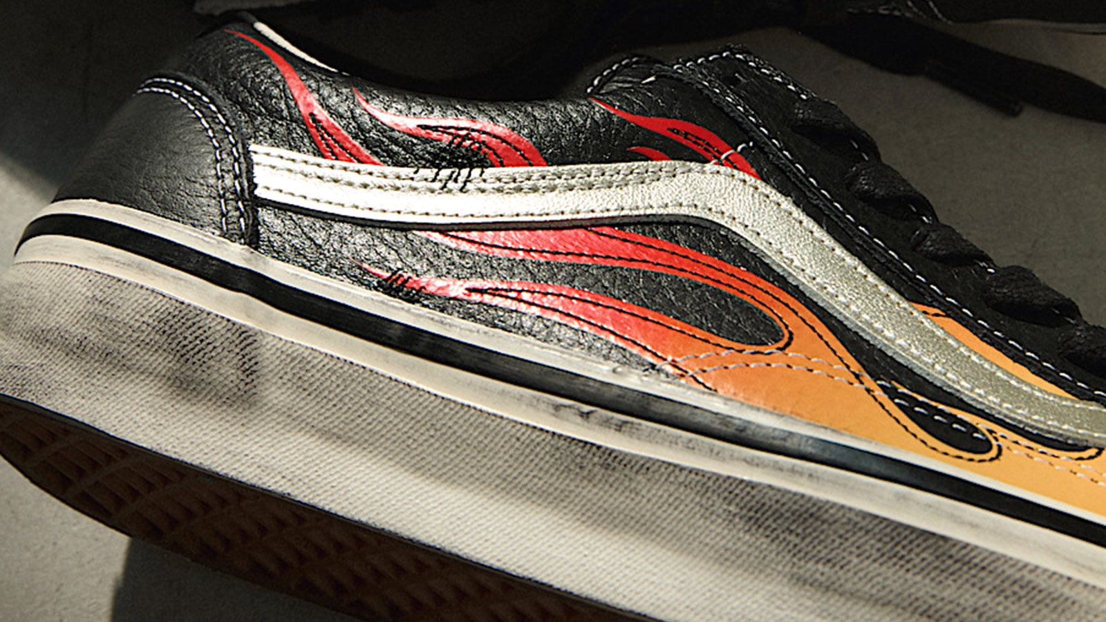 Hinh anh 2: Vans Old Skool Flame voi hoa tiet lua va phong cach vintage