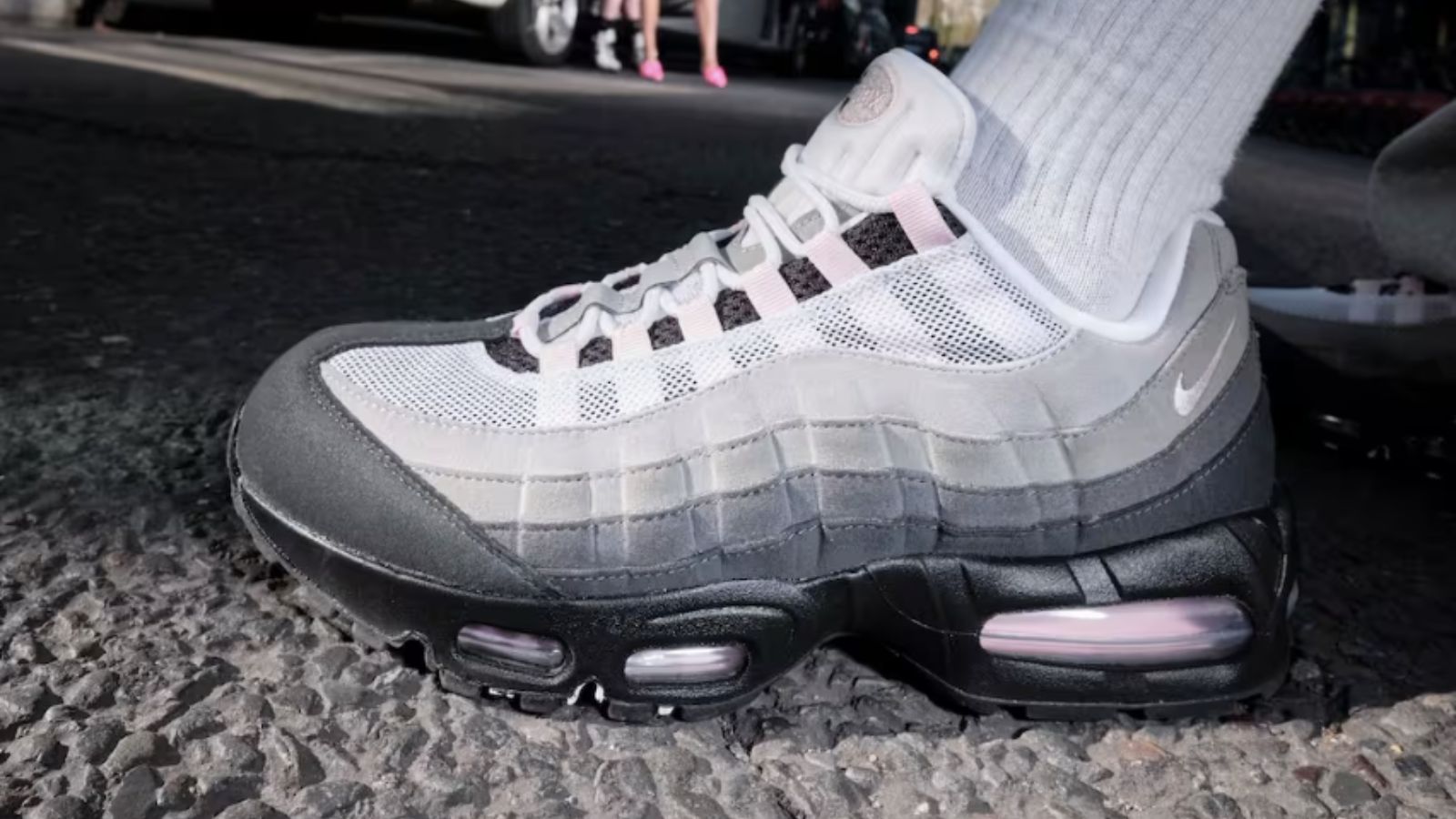 Hinh anh 2: Giay Nike Air Max 95 ‘Pink Foam’ voi thiet ke mau hong noi bat