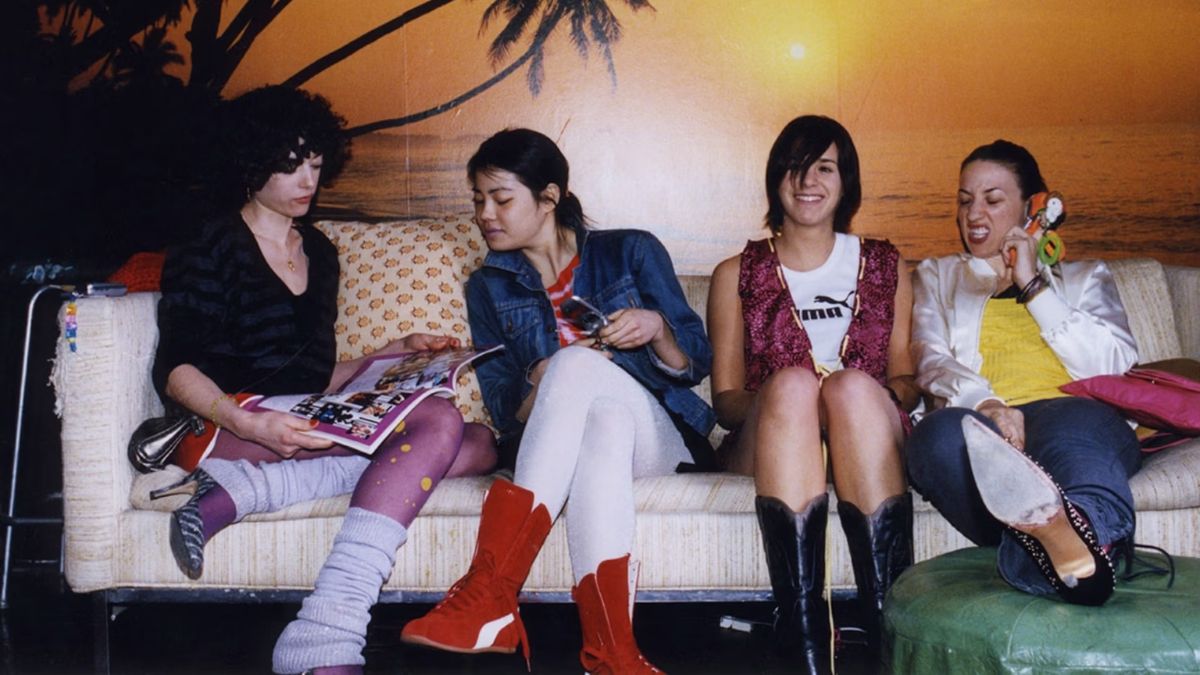 Hinh anh giay Y2K voi thiet ke de day va be mat bong bay, bieu tuong cua phong cach sneaker thoi ky dau 2000.