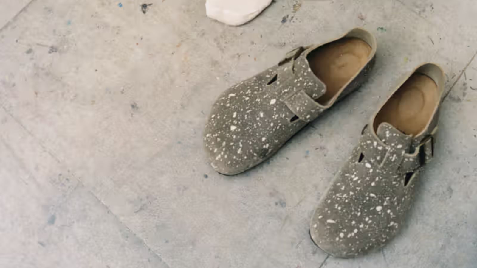 Hinh anh 3: Hinh anh mo ta bo suu tap Song For The Mute x Birkenstock voi bon nhan vat doc dao.