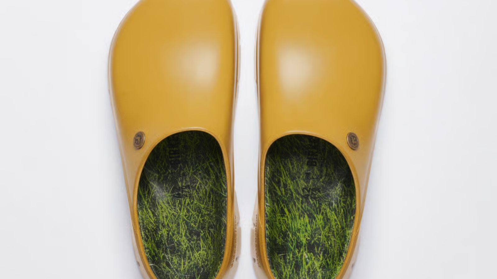 Hinh anh 6: Hinh anh mo ta bo suu tap Song For The Mute x Birkenstock voi bon nhan vat doc dao.